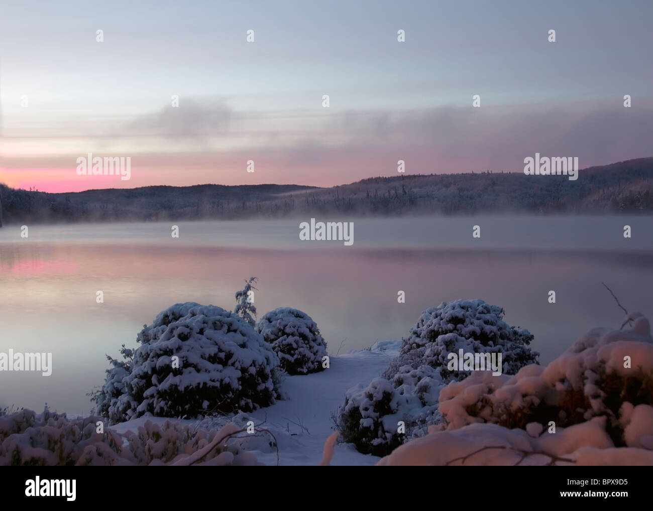 Coucher de soleil sur un lac après une tempête de neige au crépuscule du temps au Québec, Canada Banque D'Images