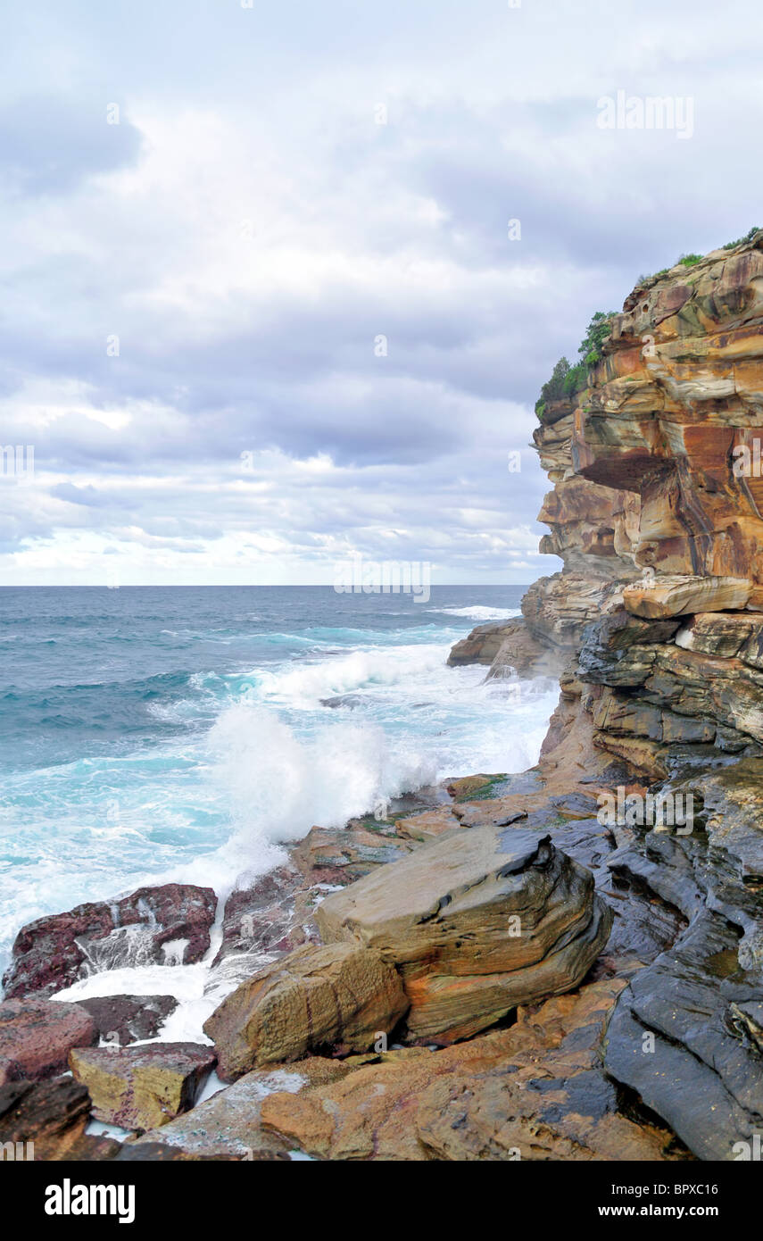 Éclaboussures des vagues sur les rochers près de Bondi et de Bronte, plages de Tamarama près de Sydney, Australie Banque D'Images