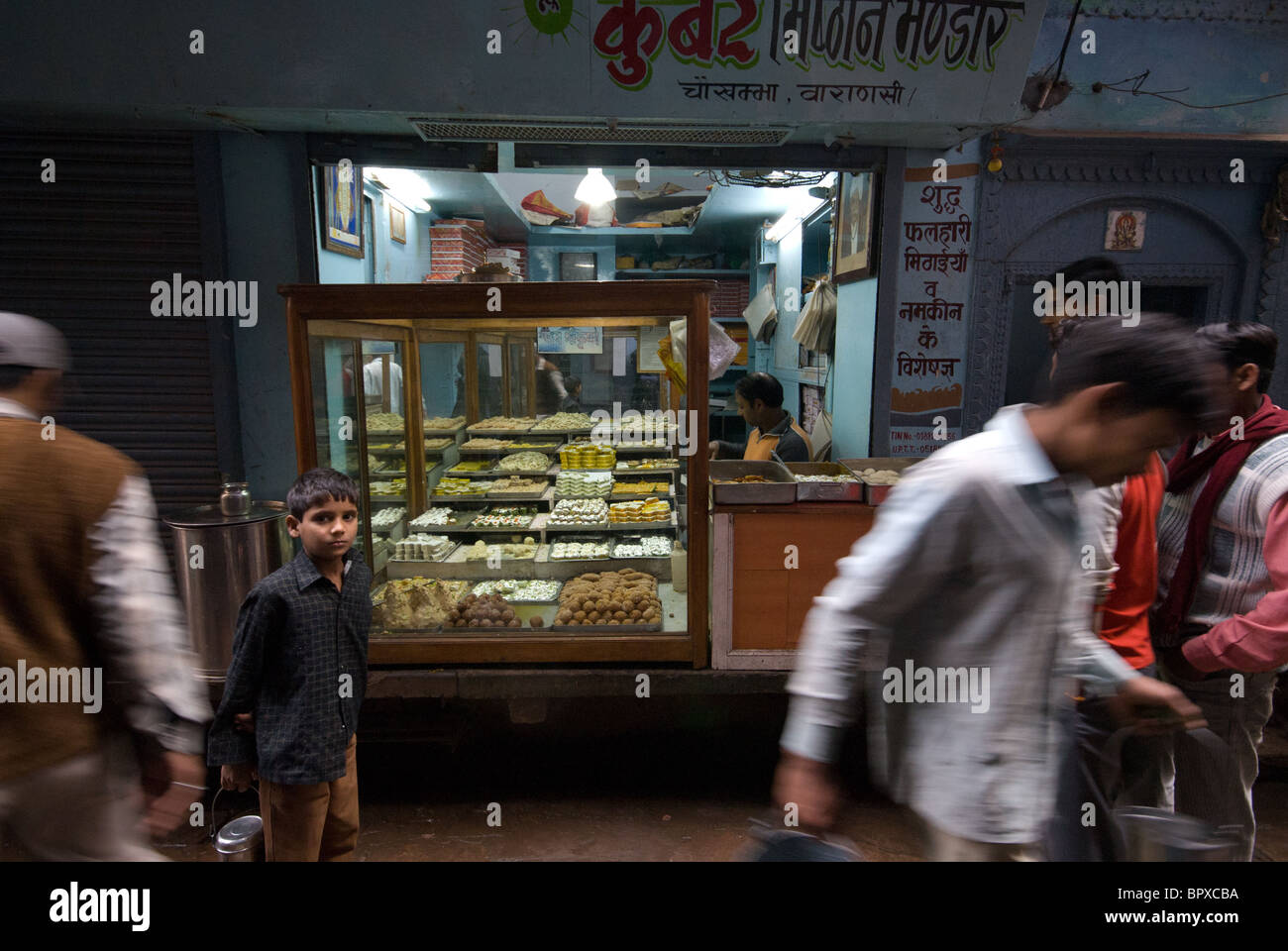 En dehors des scènes Indian sweet shop, Godualia vieille ville, Varanasi, Inde Banque D'Images