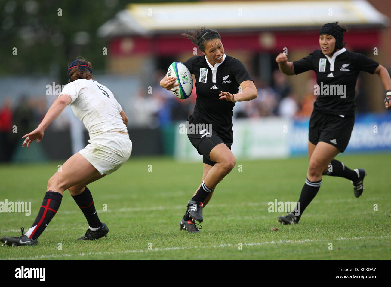 C. Hohepa de Nouvelle-Zélande s'en tire avec la balle pendant la Coupe du Monde de rugby féminin finale entre l'Angleterre et la Nouvelle-Zélande Banque D'Images