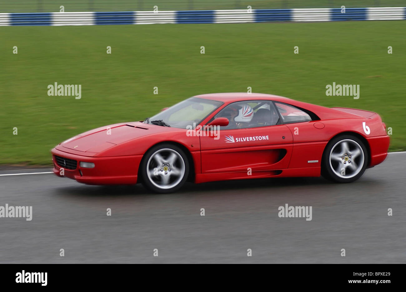 Professeur James Winslow avec Bibi var der Zee dans Ferrari 355 au circuit de Silverstone, au Royaume-Uni. Banque D'Images