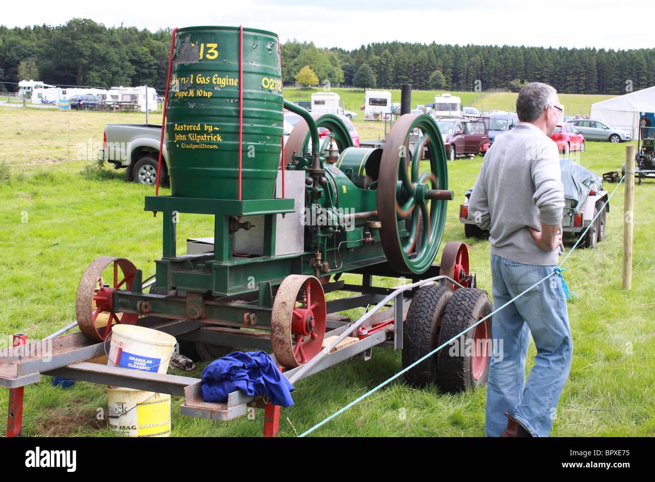 Moteur stationnaire à une exposition de voiture à Markethill , County Armagh, en Irlande du Nord Banque D'Images