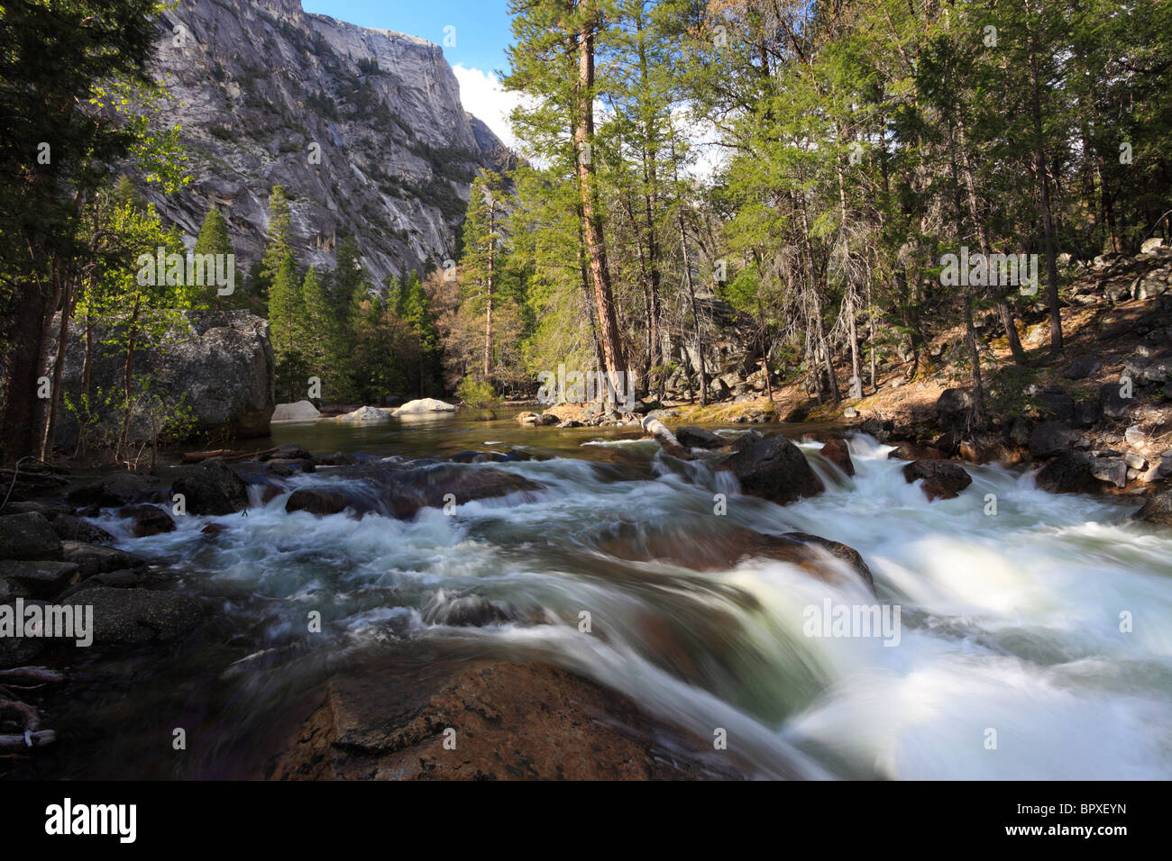 Le débit de la rivière de montagne dans la vallée de Yosemite près de Mirror Lake (Yosemite National Park, Californie) Banque D'Images