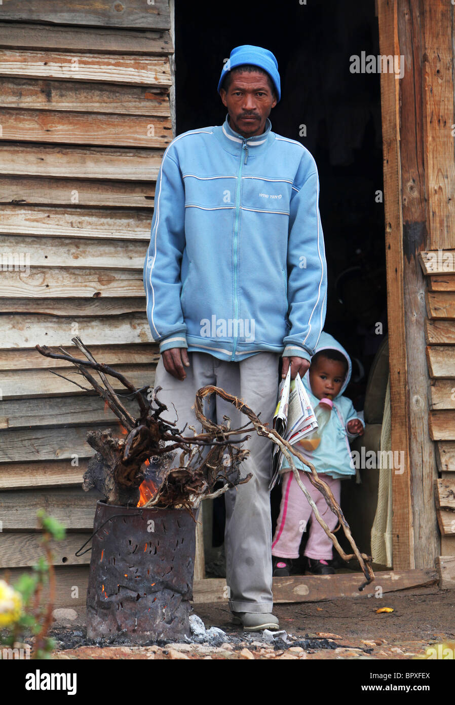Afrique du Sud : l'homme et l'enfant à leur hutte dans une ville située dans la région viticole de la Province du Cap occidental près de De Doorns, Hex , Valley Banque D'Images
