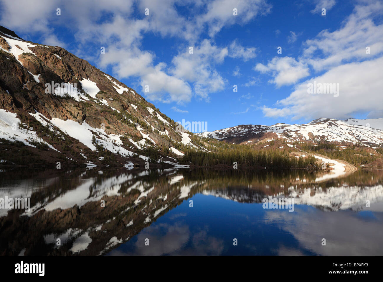 Lac alpin dans la Sierra Nevada, en Californie Banque D'Images