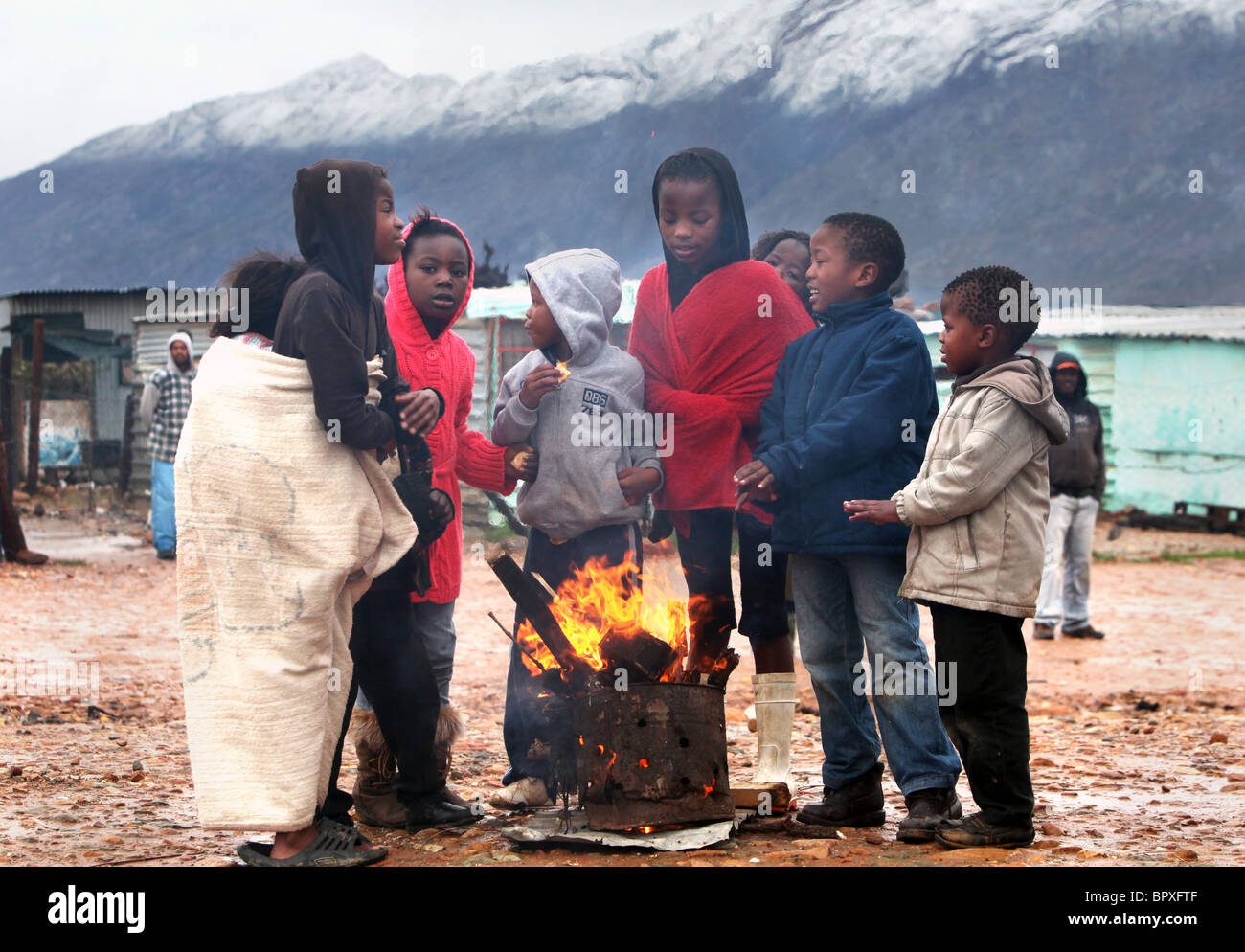 Afrique du Sud : des enfants à un firesite dans une ville située dans la région viticole de la Province du Cap occidental près de De Doorns, Hex Valley Banque D'Images