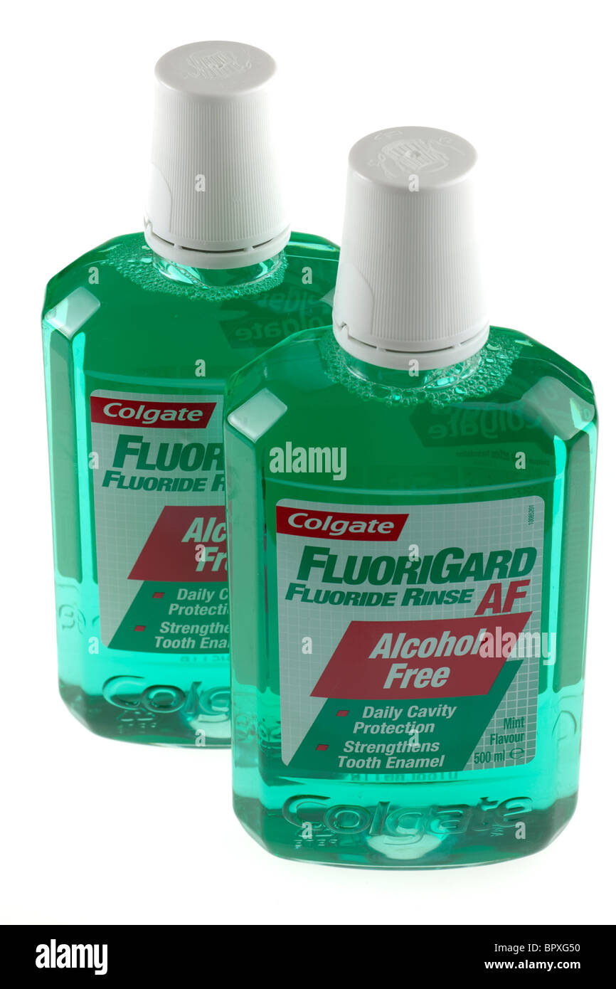 Deux bouteilles de plastique d'Fluorigard sans alcool fluorure Colgate cavity protection quotidienne de rinçage de bouche Banque D'Images