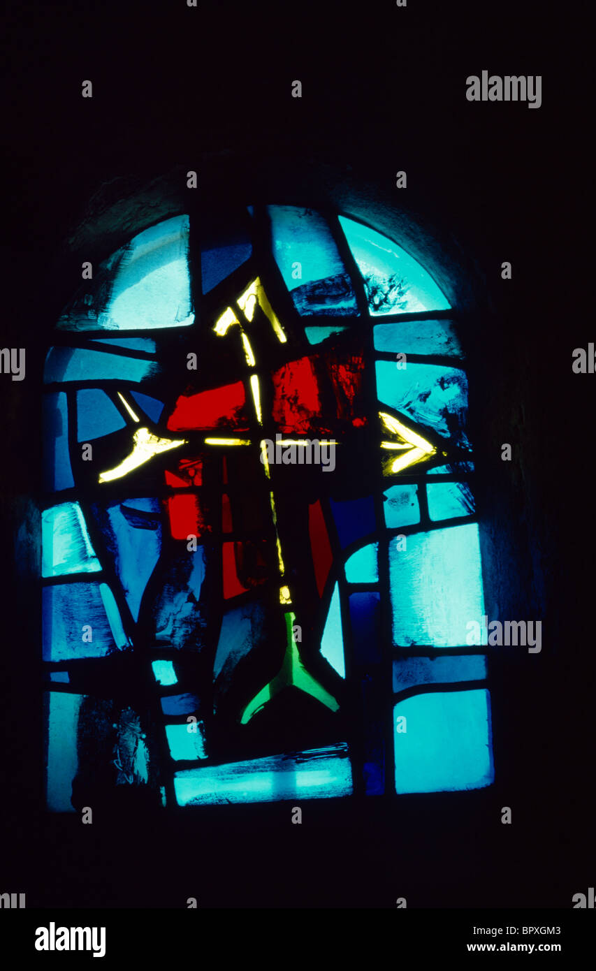 Les Baux de Provence France Église de St Vincent vitrail moderne de Cross créé par Max Ingrand Banque D'Images