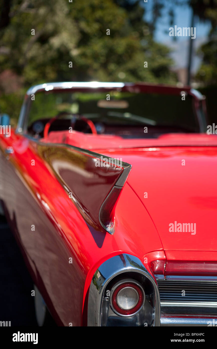 Voiture Cadillac rouge avec palmes 1950 Banque D'Images