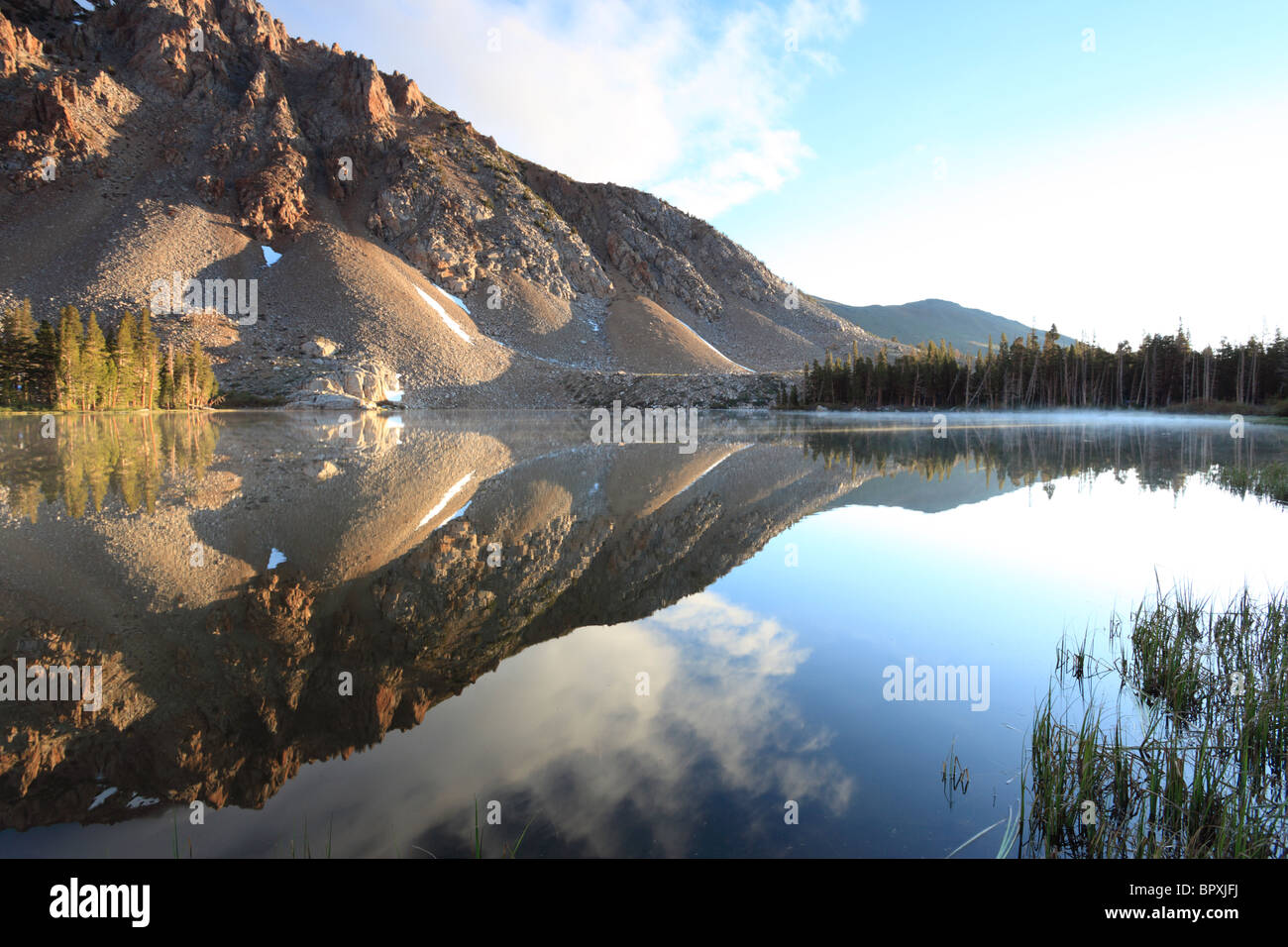 Sunrise réflexions à un lac de montagne dans la Sierra Nevada (Californie) Banque D'Images