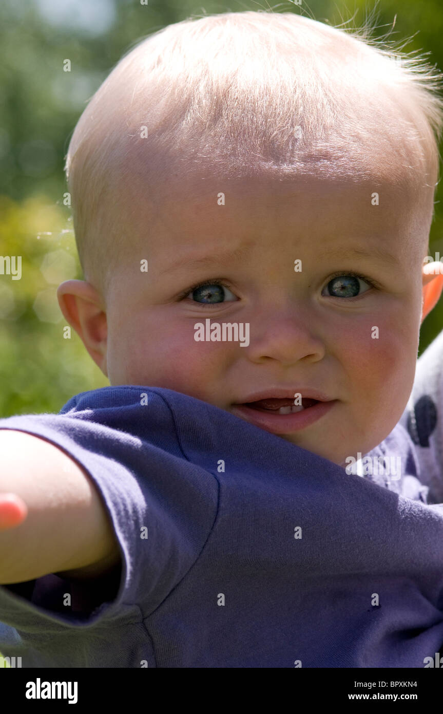 Portrait d'un bébé blond à l'extérieur, en regardant l'appareil photo Banque D'Images