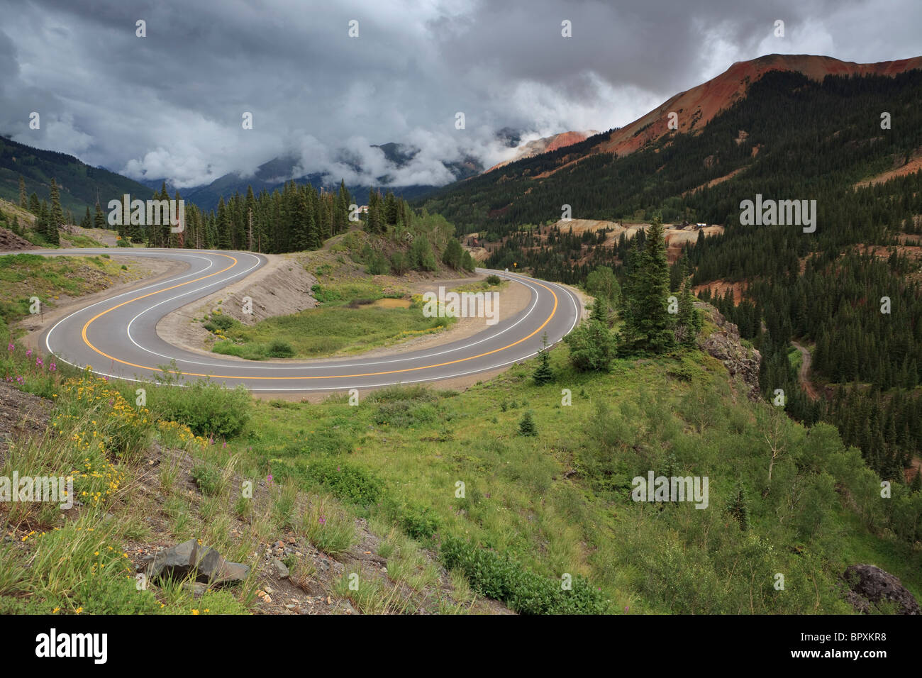 La courbe de la route en épingle dans les Montagnes Rocheuses du Colorado Banque D'Images