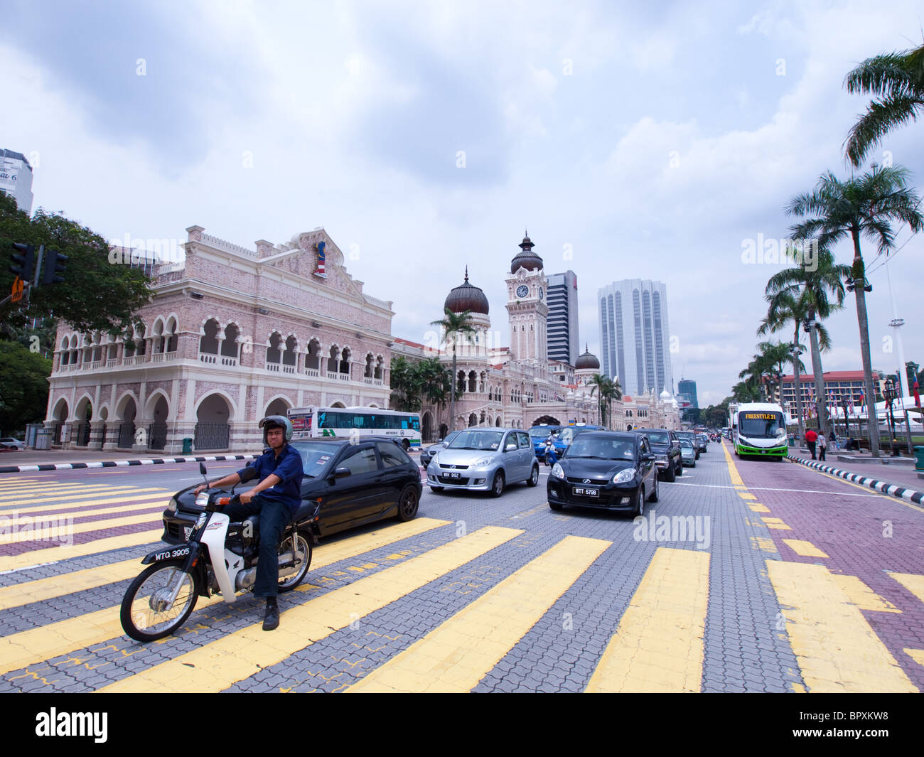 Une scène de rue animée de Kuala Lumpur, Malaisie, avec le Sultan Abdul Samad Building en arrière-plan. Banque D'Images