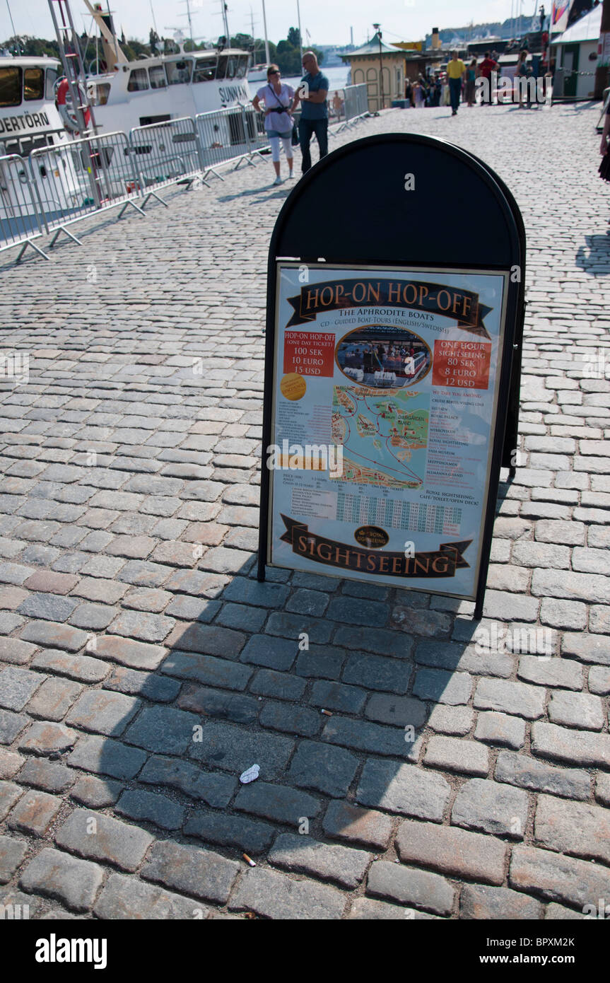 Un Hop-On Hop Off Sign offrant des excursions en bateau dans les principales attractions de Stockholm à Stockholm, en Suède. Banque D'Images