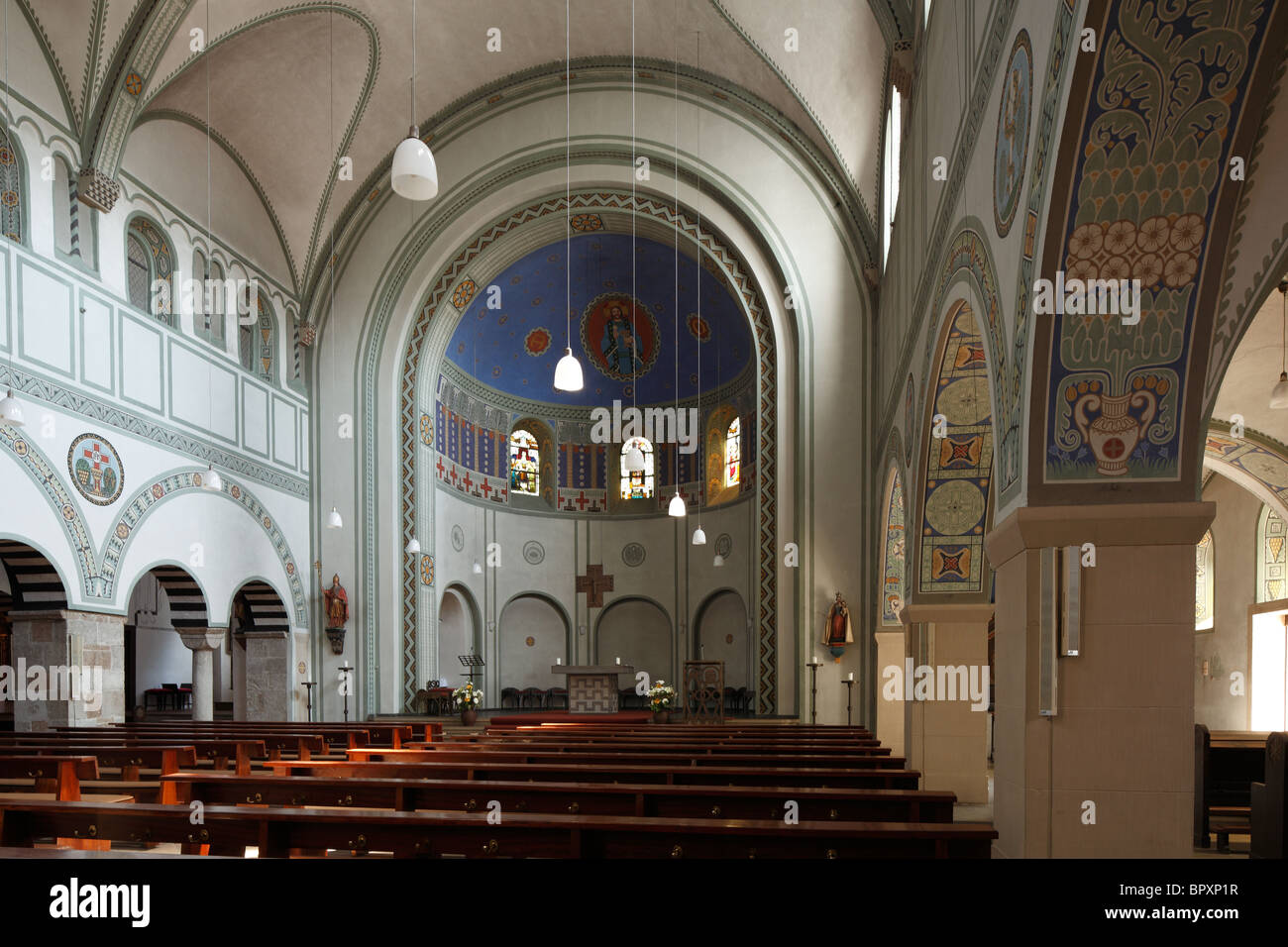 Innenansicht Katholische Pfarrkirche St Clemens dans Paffrath, Bergisch Gladbach, région du Bergisches Land, Nordrhein-Westfalen Banque D'Images