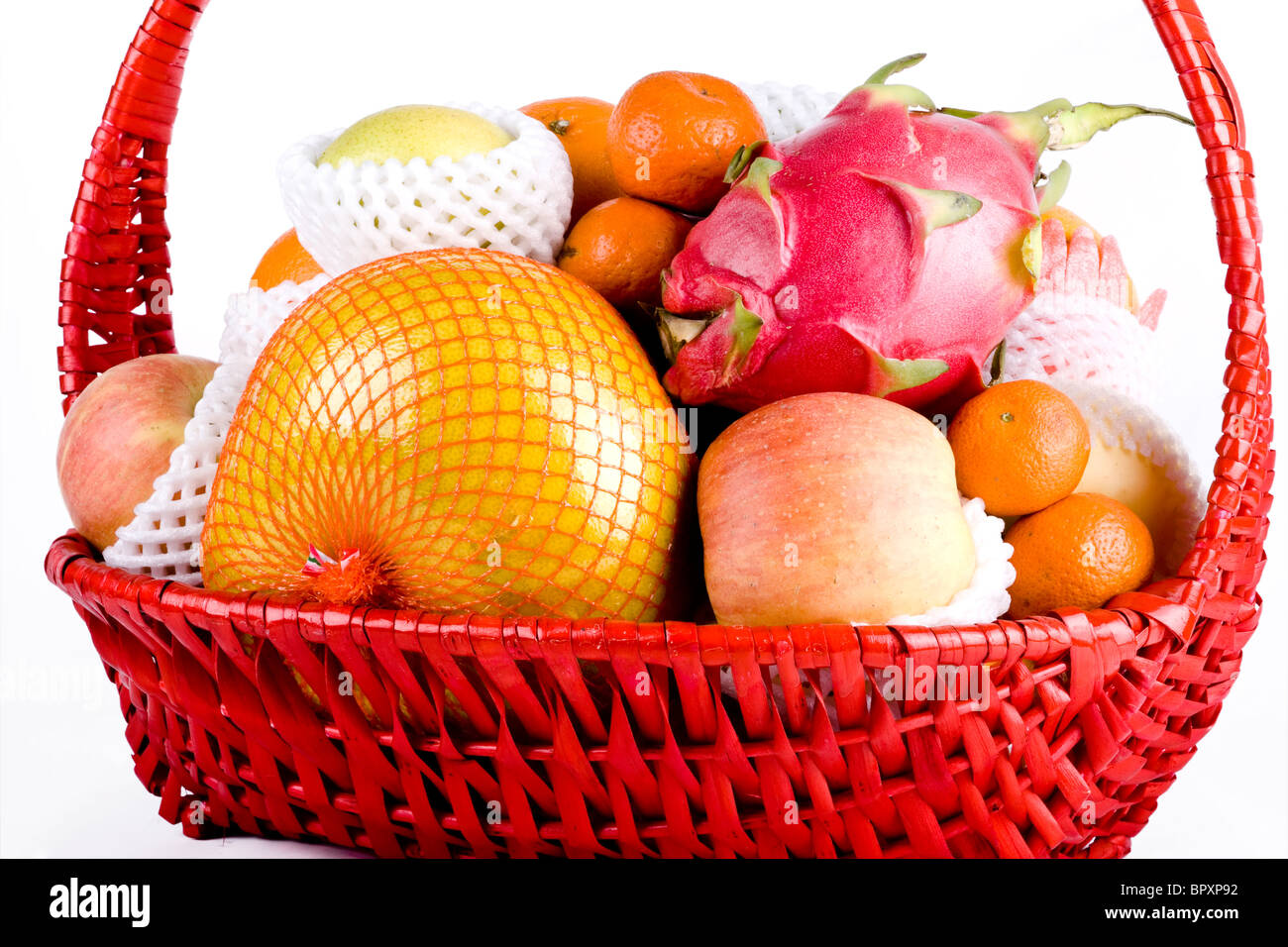 Le panier de fruits avec fruits sur fond blanc Banque D'Images