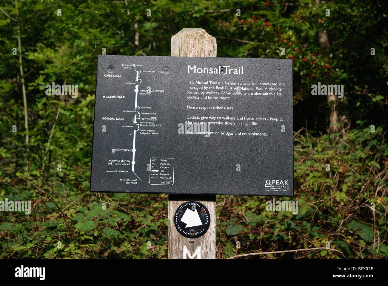 Monsal Trail sign millers dale Derbyshire, Angleterre, Royaume-Uni Banque D'Images