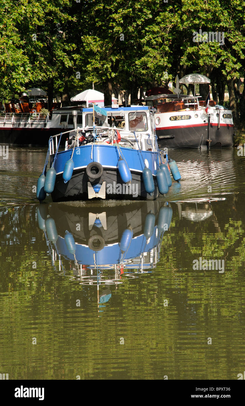 Maison flottante sur le Canal du Midi à Argeliers dans la région Languedoc Roussillon dans le sud de la France Banque D'Images