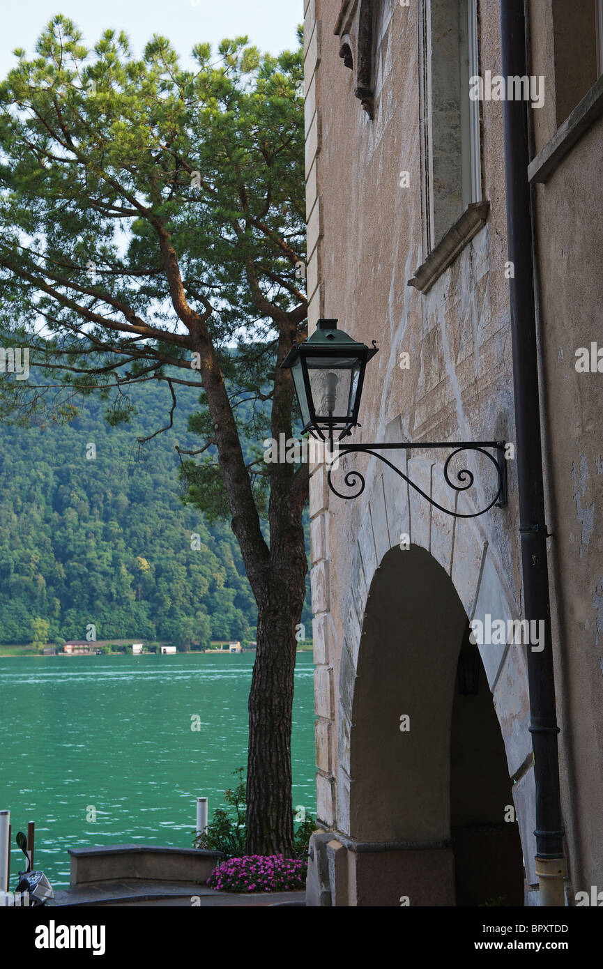 Arch, lumière, pin et le lac de Lugano en détail dans le villge de Morcote Banque D'Images