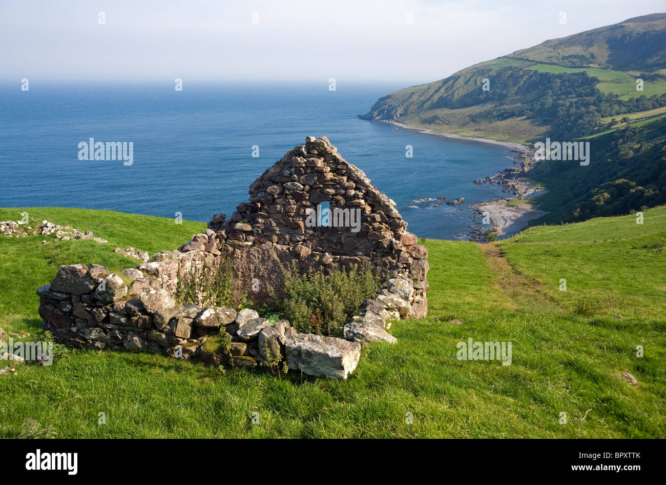 Cottage en ruine au-dessus de la baie, Runabay Loughan Head, North côte d'Antrim. Banque D'Images