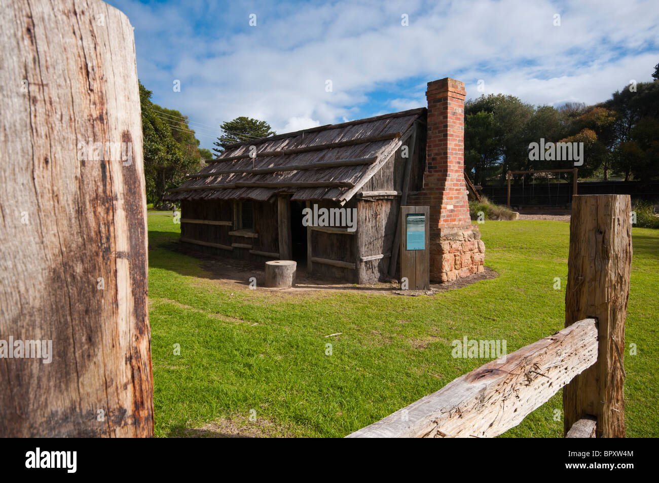 Réplique d'un pionnier de l'Australie et de l'écorce de dalle hutte près de Lorne à Victoria Banque D'Images