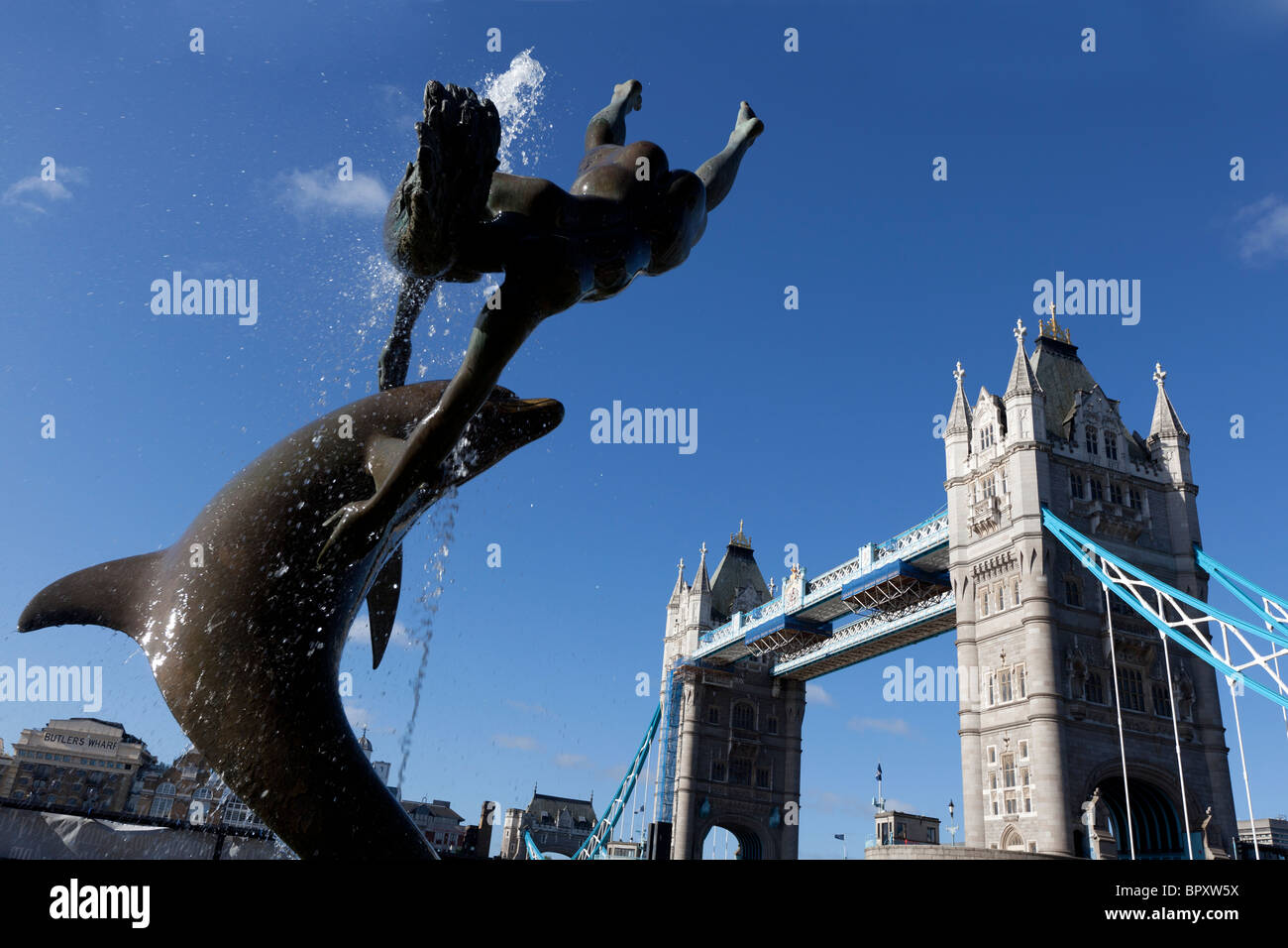 Fille avec un dauphin par David Wynne & Tower Bridge, St Katherine's Dock, London, UK. Banque D'Images