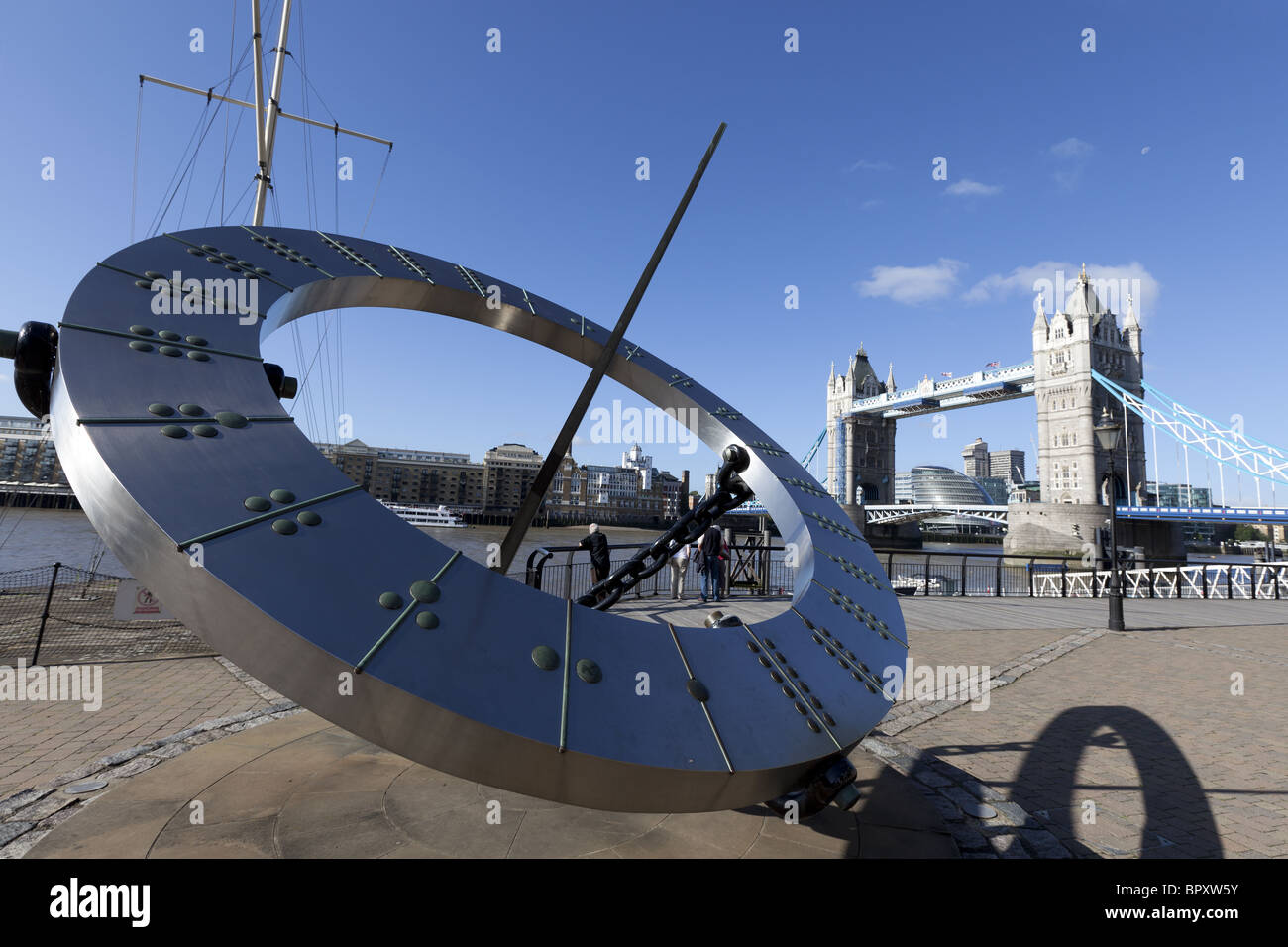 Garde-temps par Wendy Taylor & Tower Bridge, St Katherine's Dock, London, UK. Banque D'Images