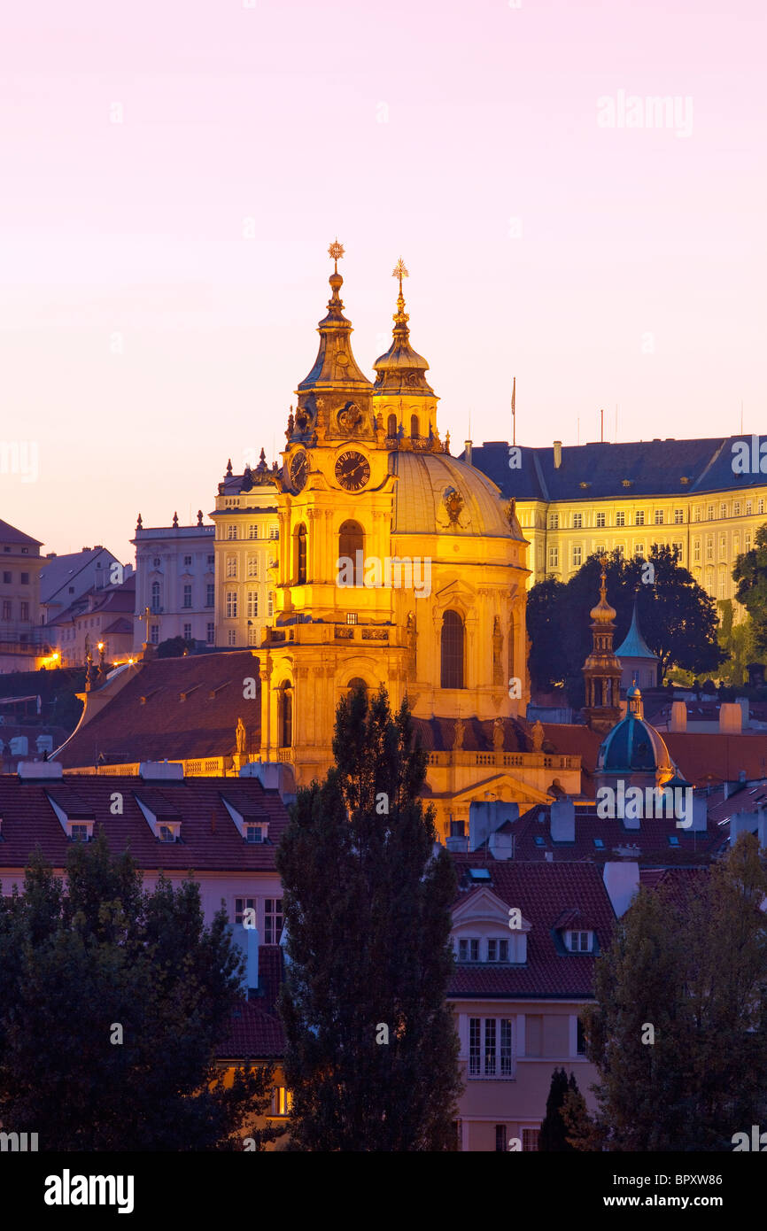 République tchèque, Prague - l'église St Nicolas illuminée au crépuscule. Banque D'Images