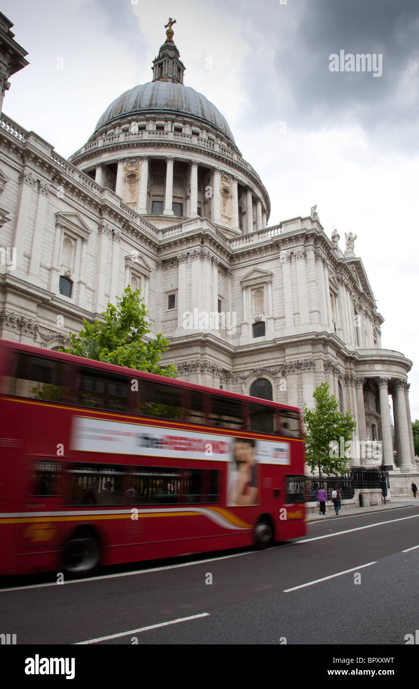 Bus de Londres passant la cathédrale St Paul, à Londres Banque D'Images