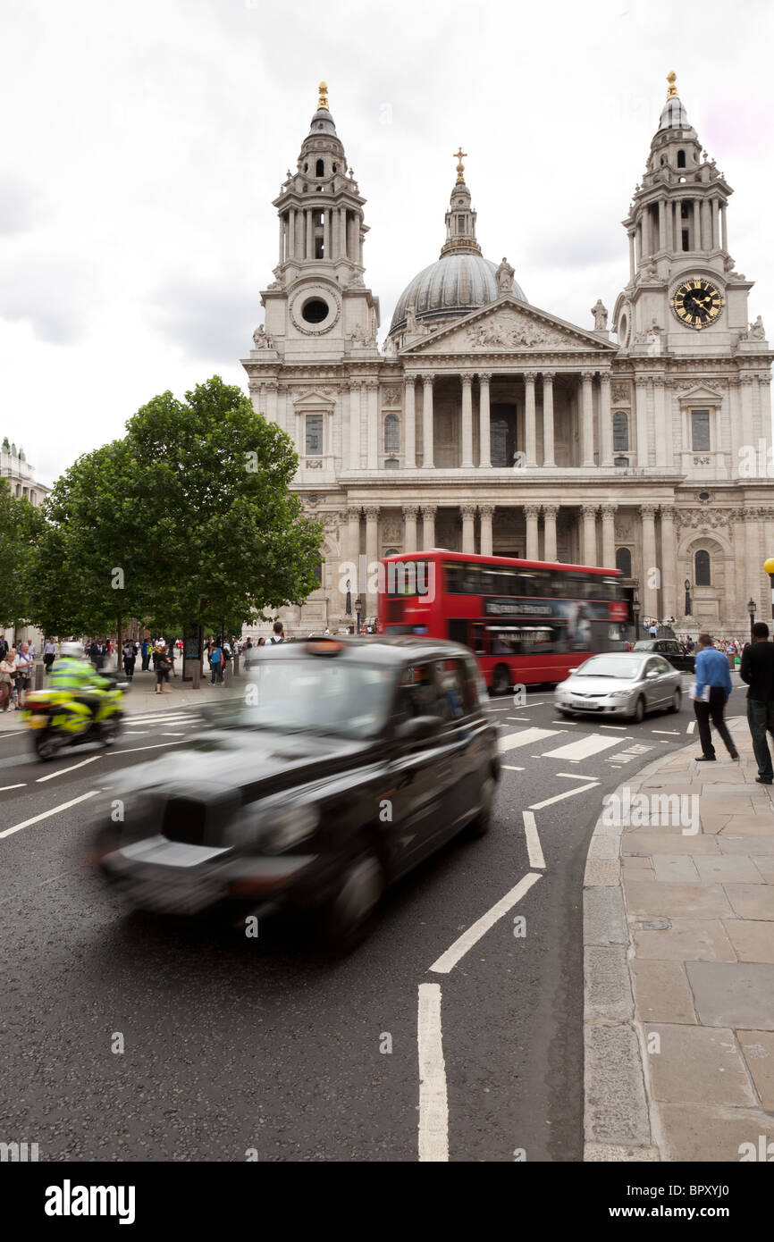 Le trafic passant la cathédrale St Paul, à Londres Banque D'Images