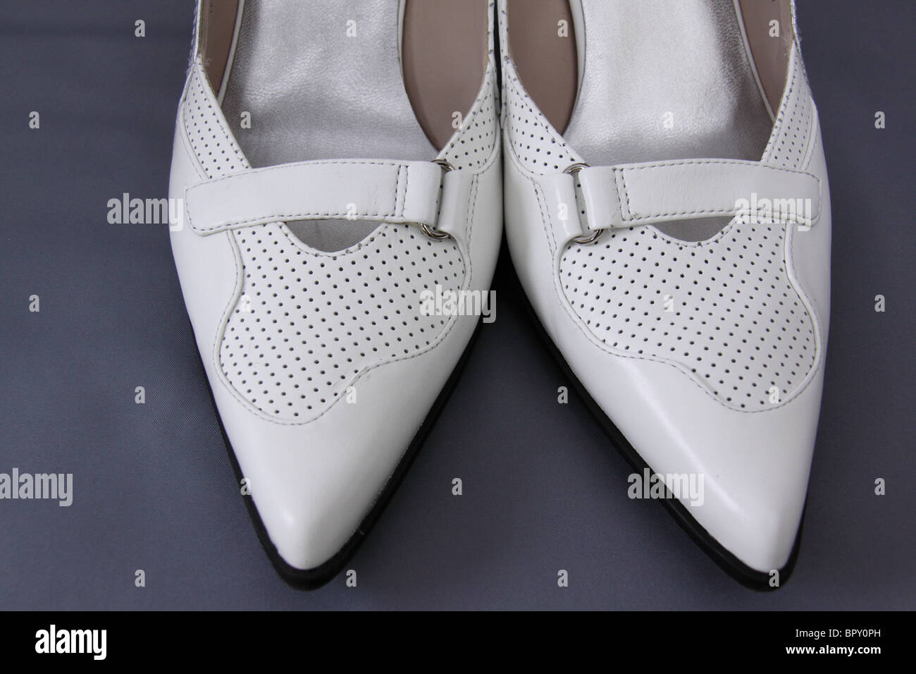 Une paire de chaussures pour femmes en cuir blanc avec des orteils très pointu. Banque D'Images