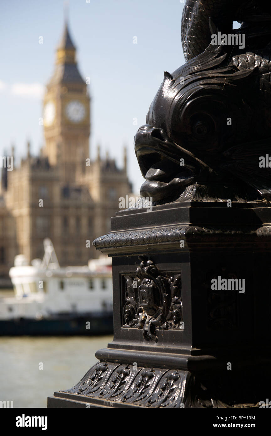 Détail d'un lampadaire à l'Albert Embankment avec Big Ben en arrière-plan Banque D'Images