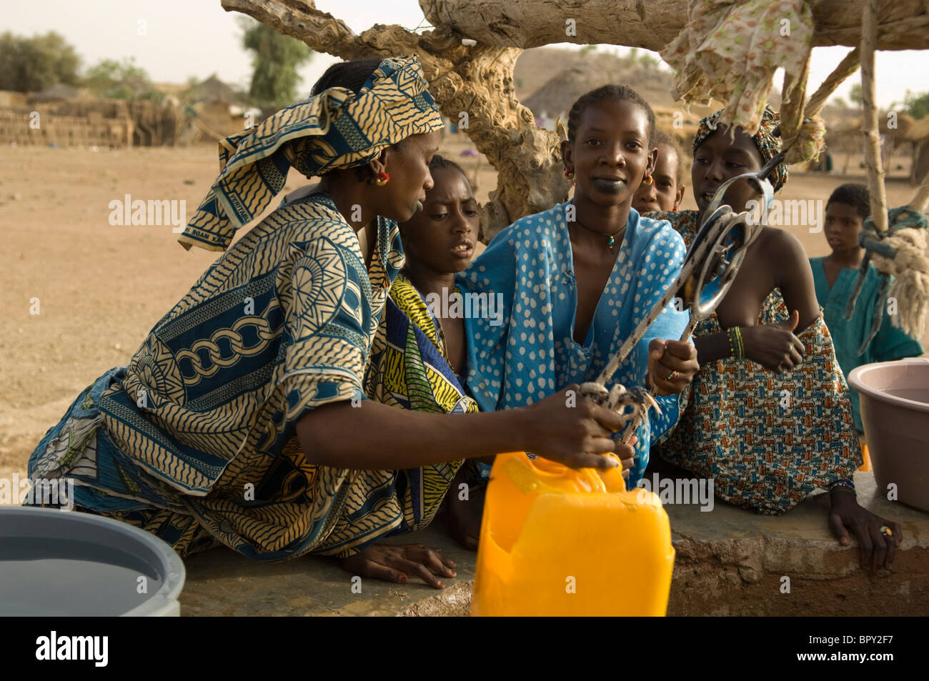 Collection femme peul de l'eau d'un puits dans la région du Sahel, le fleuve Sénégal, Sénégal Banque D'Images