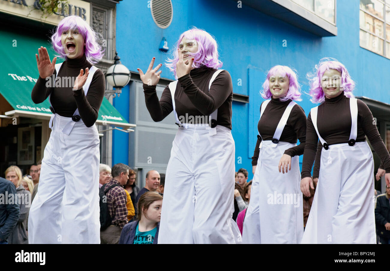 Oumpa-loumpas à Willy Wonka et la Chocolaterie Parade de Dublin Irlande Europe Banque D'Images