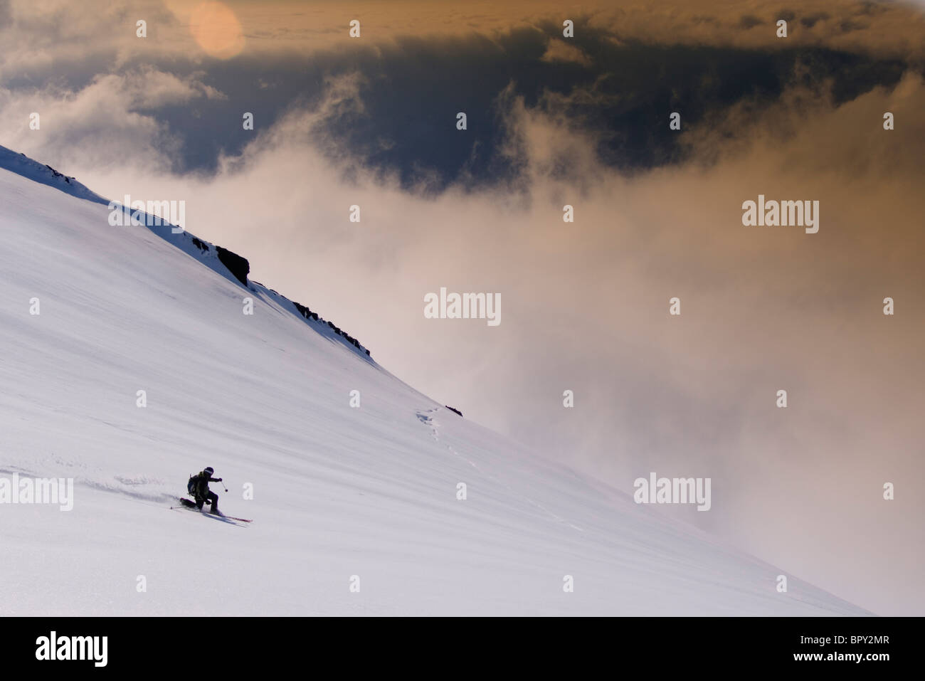 Un homme ski sur un glacier du Mont Vsesevidov dans les îles Aléoutiennes en Alaska. Banque D'Images