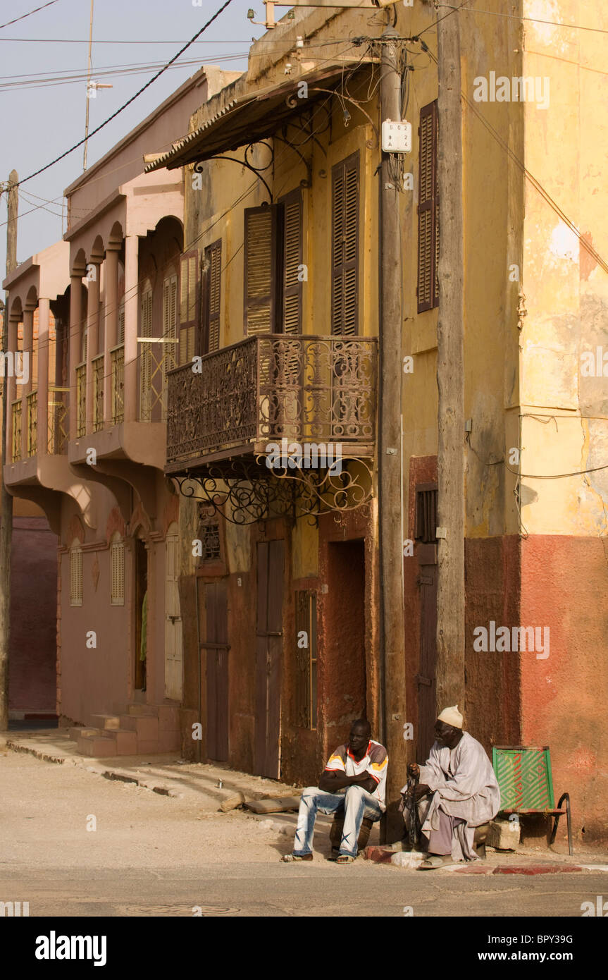 Scène de rue, l'architecture coloniale, Saint-Louis, Sénégal Banque D'Images