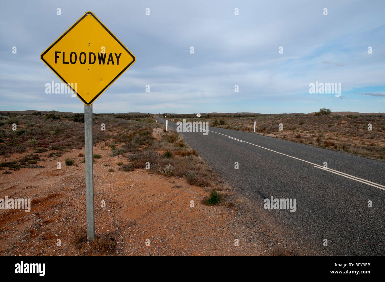 Panneau routier indiquant un rouge dans le désert près de Broken Hill en Nouvelle-Galles du Sud de l'outback Banque D'Images