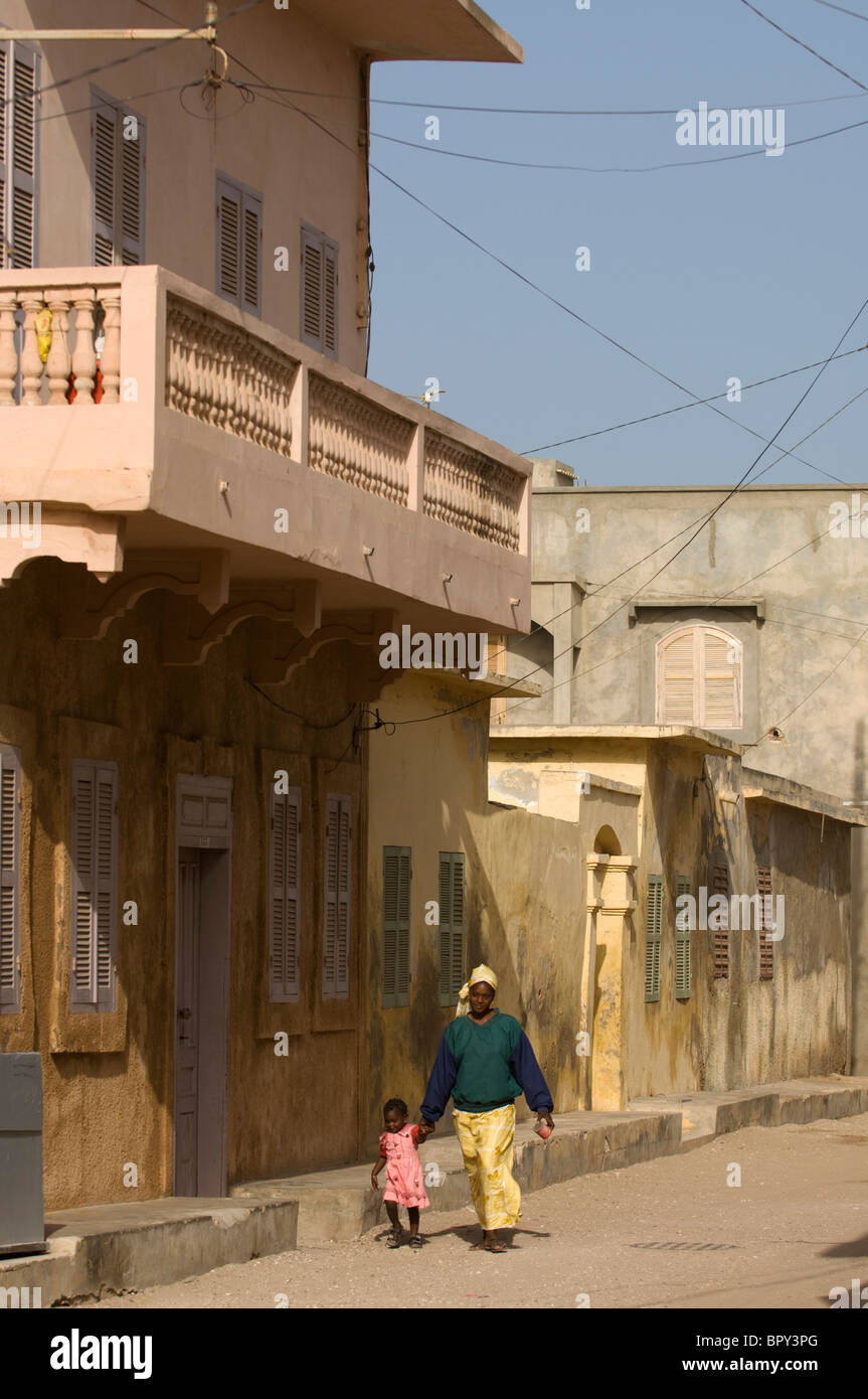 Scène de rue, l'architecture coloniale, Saint-Louis, Sénégal Banque D'Images