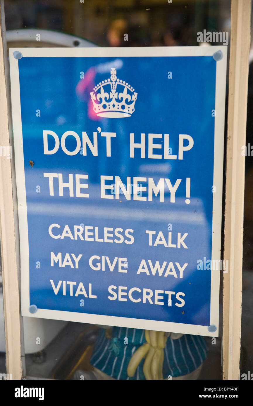 N'aident pas l'ENNEMI WW2 l'affiche en vitrine de l'événement 1940 UK Banque D'Images