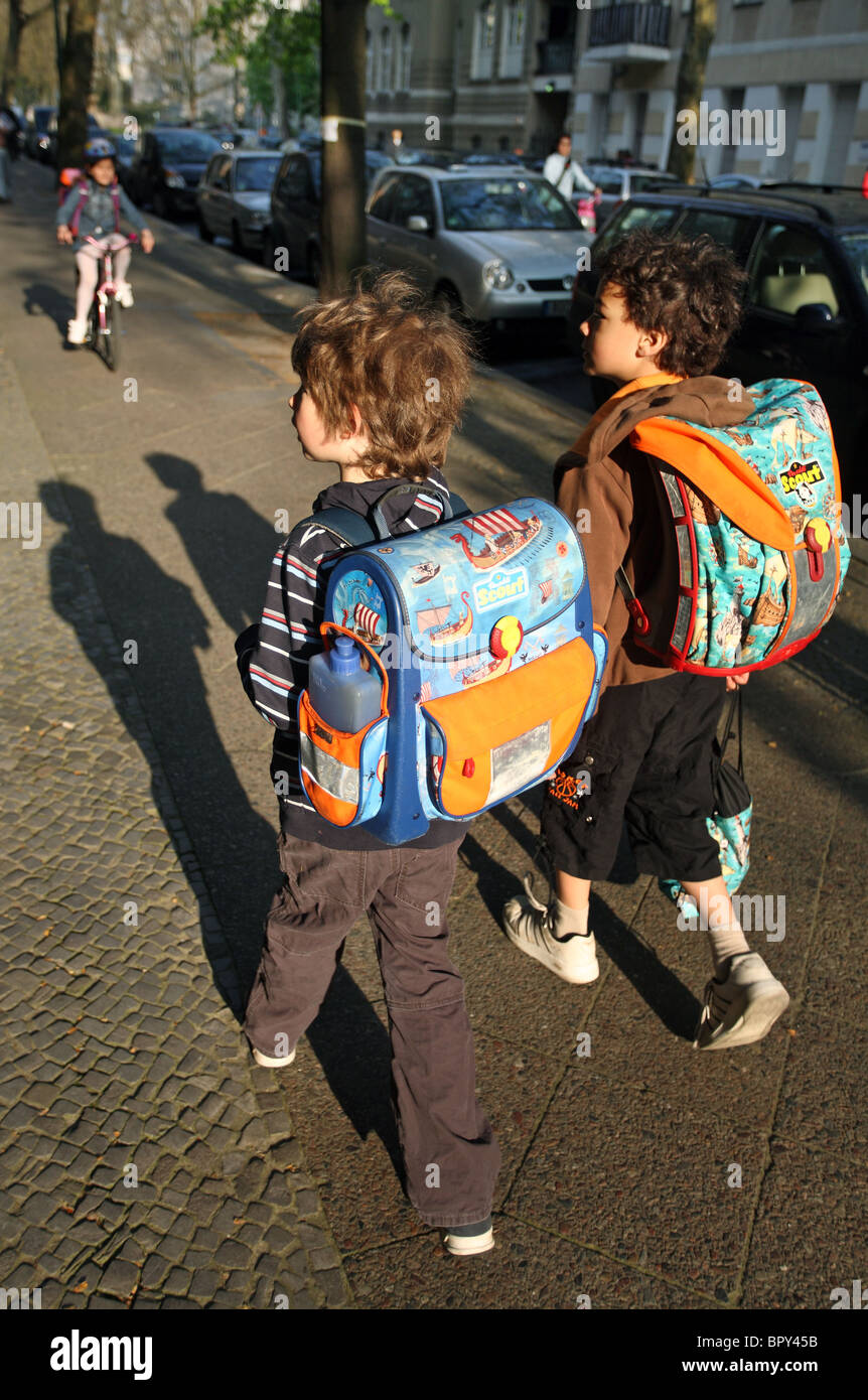 Les enfants sur le chemin de l'école, de l'Allemagne, Berlin Banque D'Images