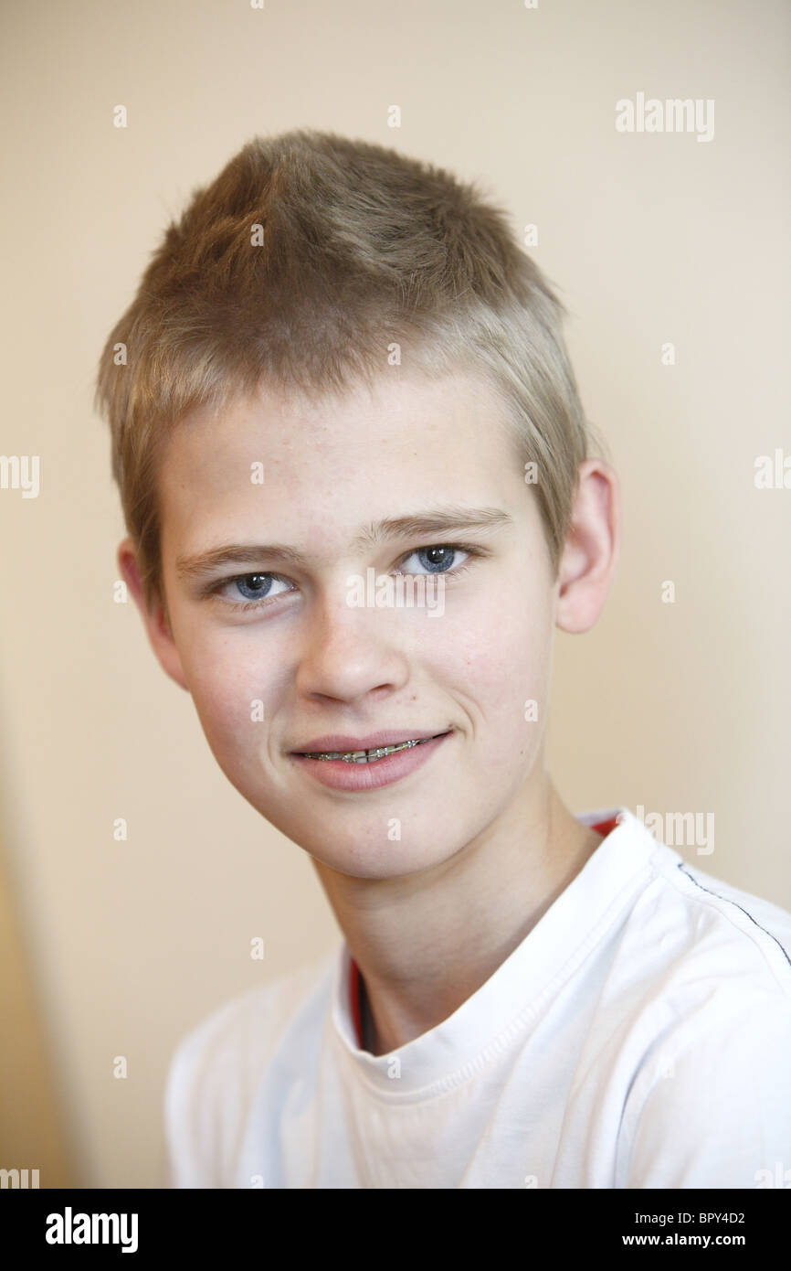 Garcon de 13 ans blond Banque de photographies et d images a haute resolution Alamy
