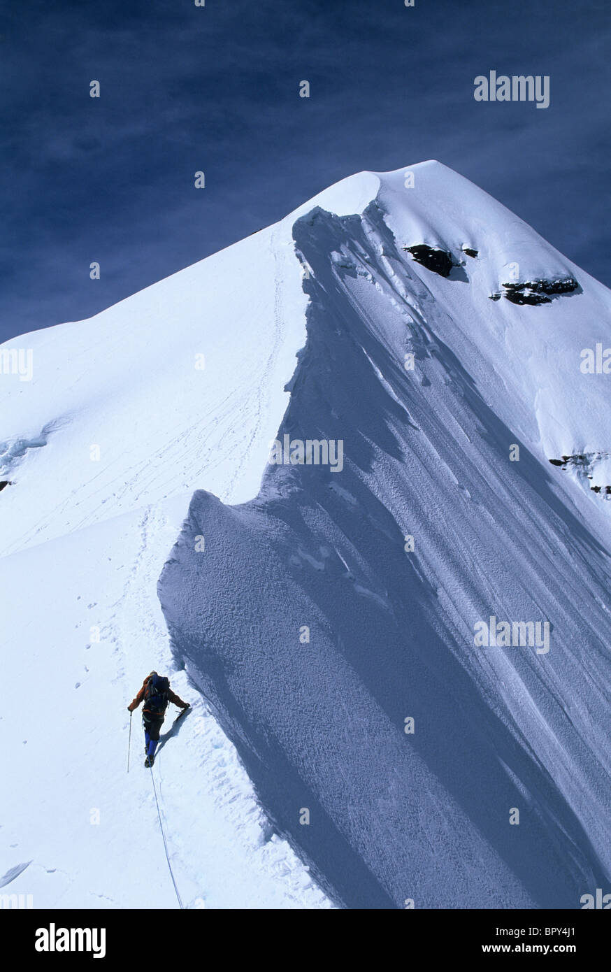 Un alpiniste s'approche du sommet du Pequeno Alpamayo, Cordillère Real, Bolivie Banque D'Images