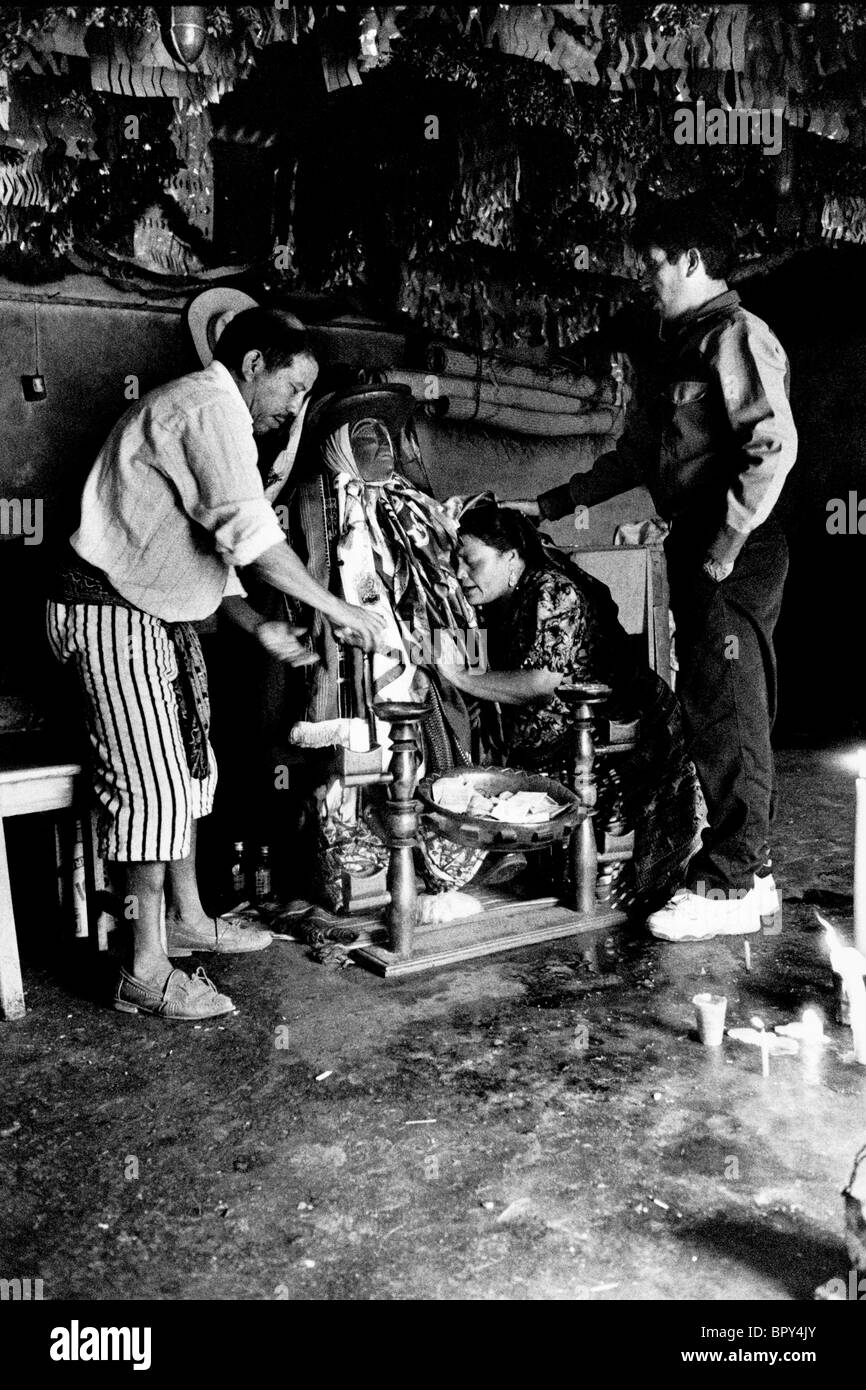 Vistt les pèlerins, l'effigie de Saint Maximon durant la Semaine Sainte. Guatemala Banque D'Images