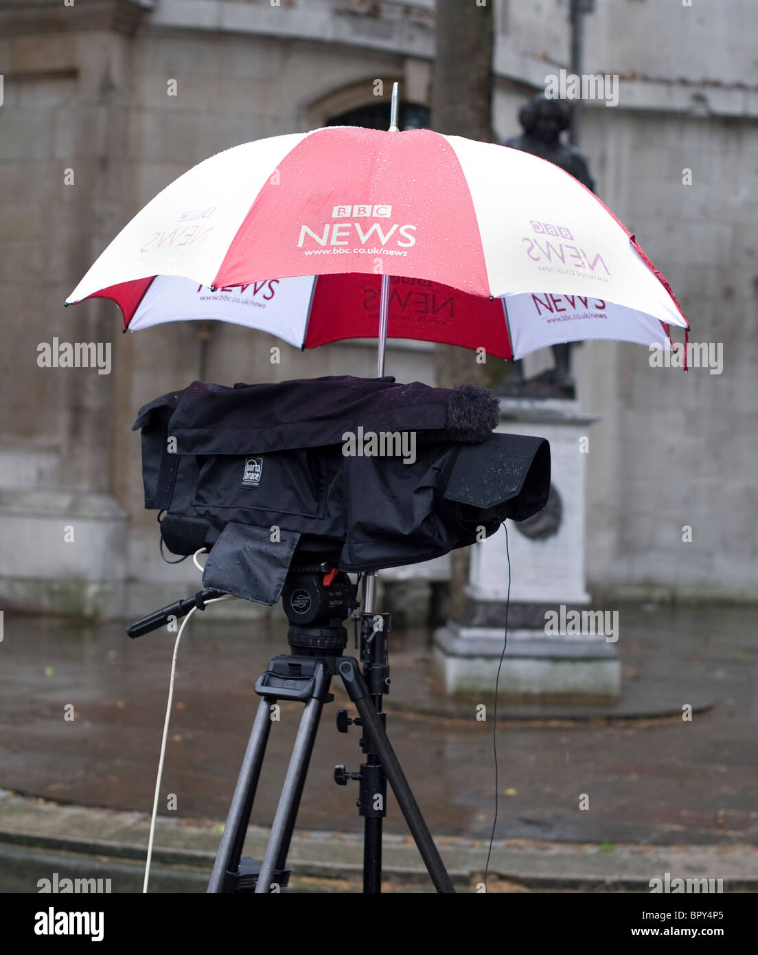 BBC News BBC avec caméra dans la pluie parapluie Banque D'Images