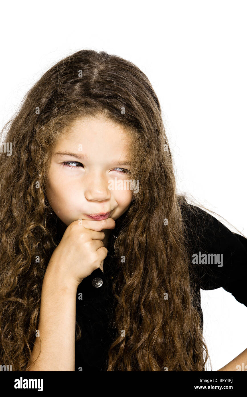 Portrait petite fille portrait pucker pensive pense méfiance studio isolé sur fond blanc Banque D'Images