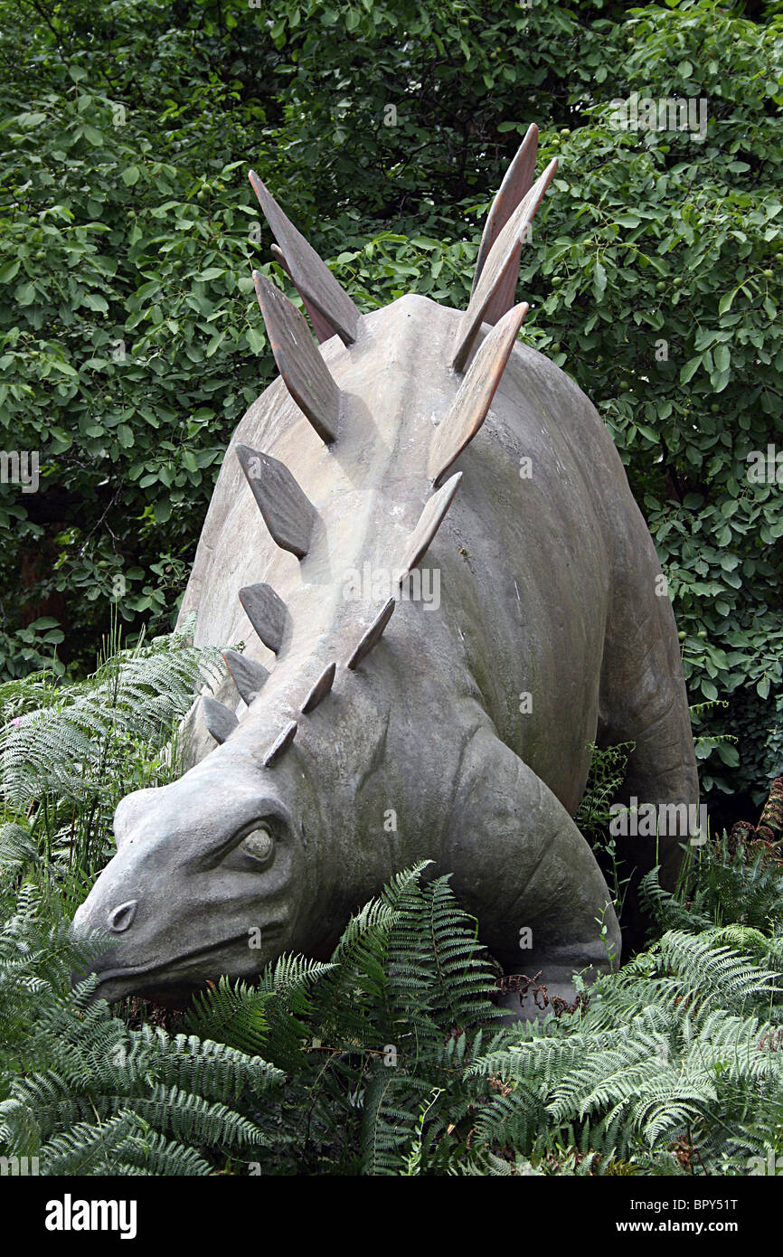Dinosaure en pierre dans le Jardin des Plantes, Paris. Banque D'Images
