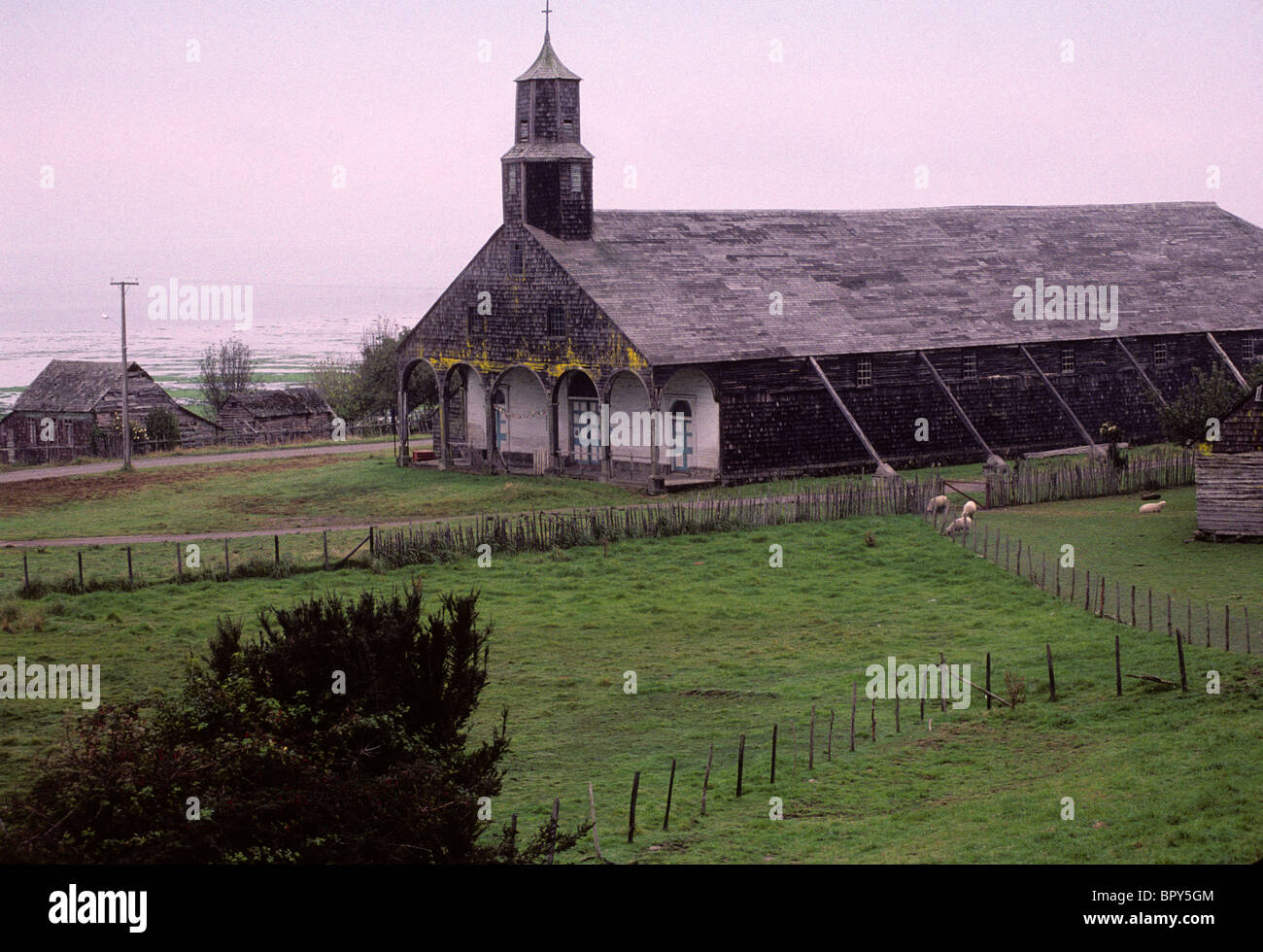 L'église traditionnelle en bois en Quinchao, sur l'île de Quinchao, ChiloŽ archipel, Chili Banque D'Images