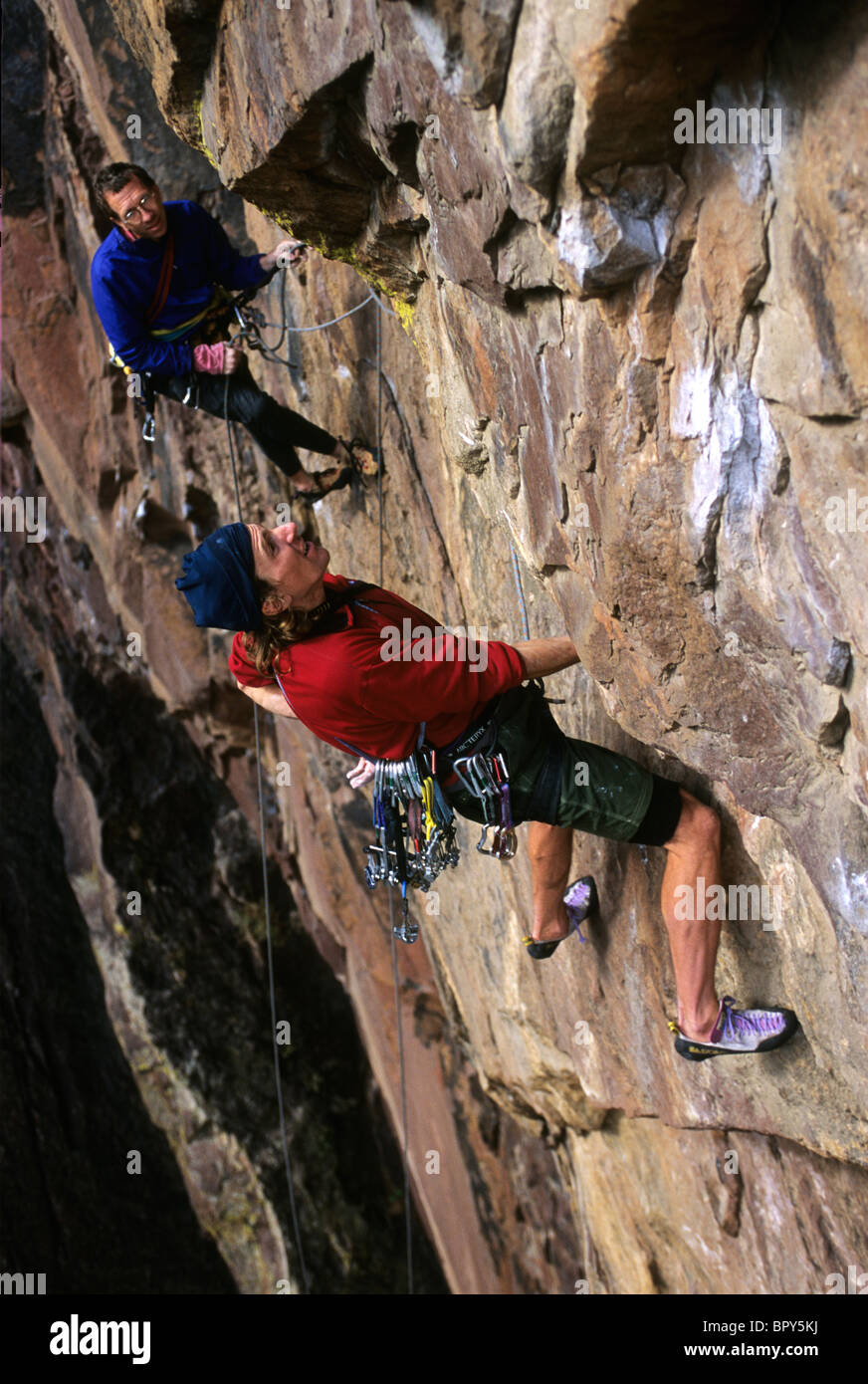 Deux hommes l'escalade sur le mur en Redgarden Eldorado Canyon State Park, CO Banque D'Images