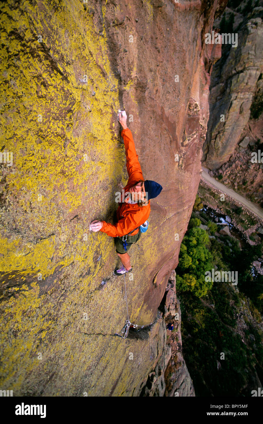 Un homme rock monte haut au-dessus du canyon dans l'Eldorado Canyon State Park, CO Banque D'Images