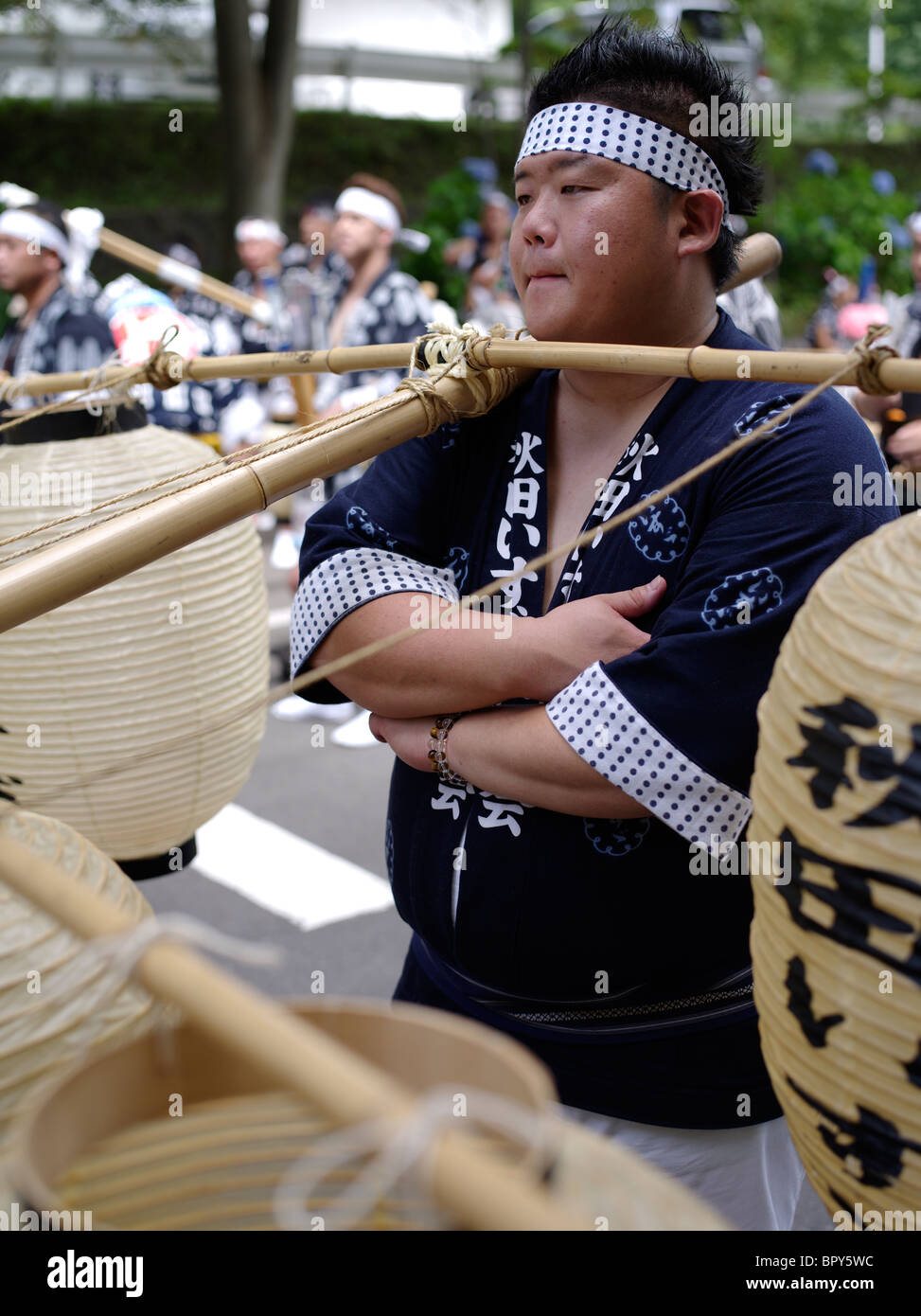L'homme japonais transportant des lanternes à Akita Kanto Matsuri Festival Banque D'Images